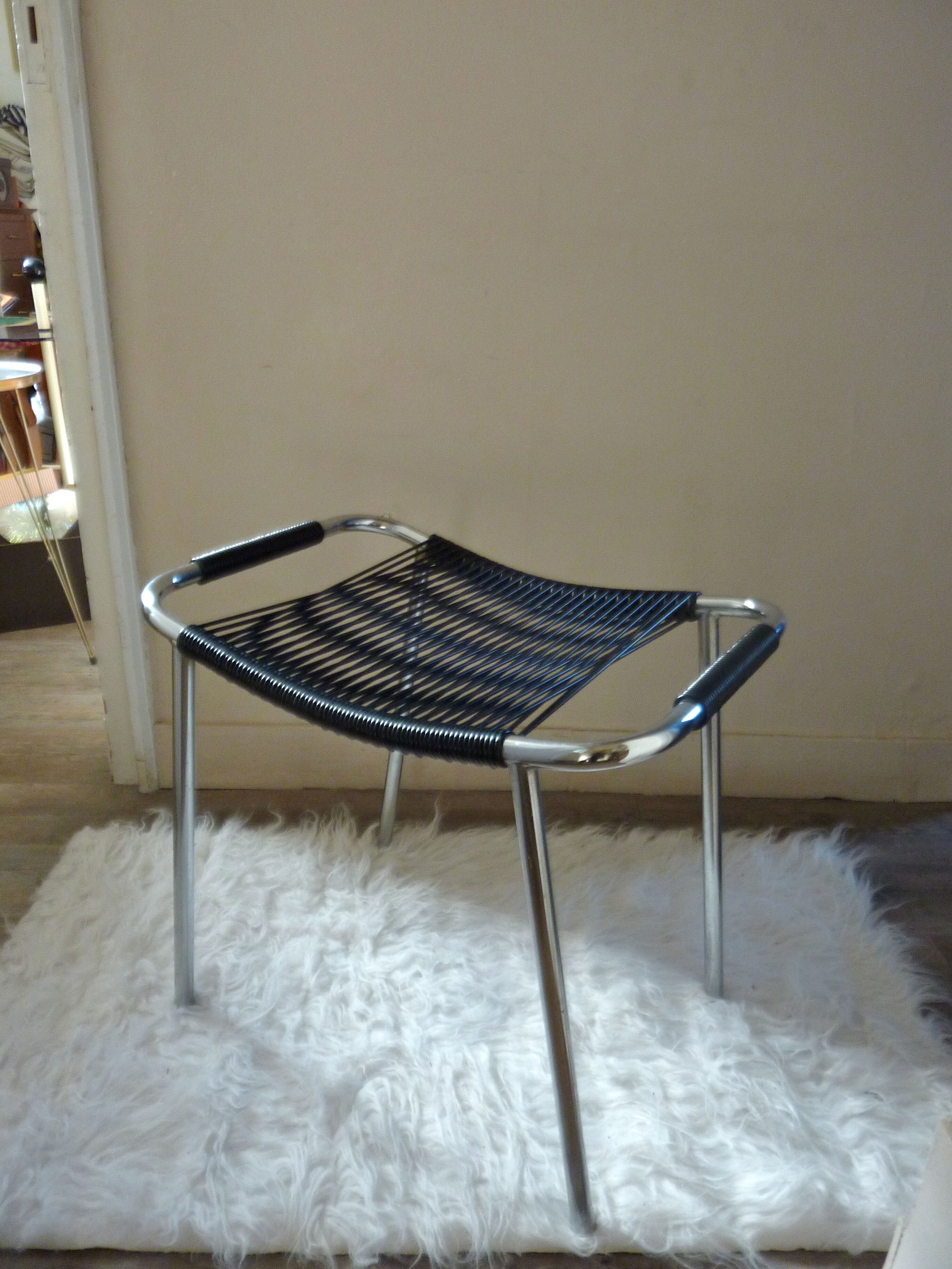 Tabouret en scoubidou noir et chrome des années 60