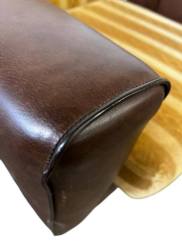 Fauteuil vintage brun / oker / un siège sur roulettes