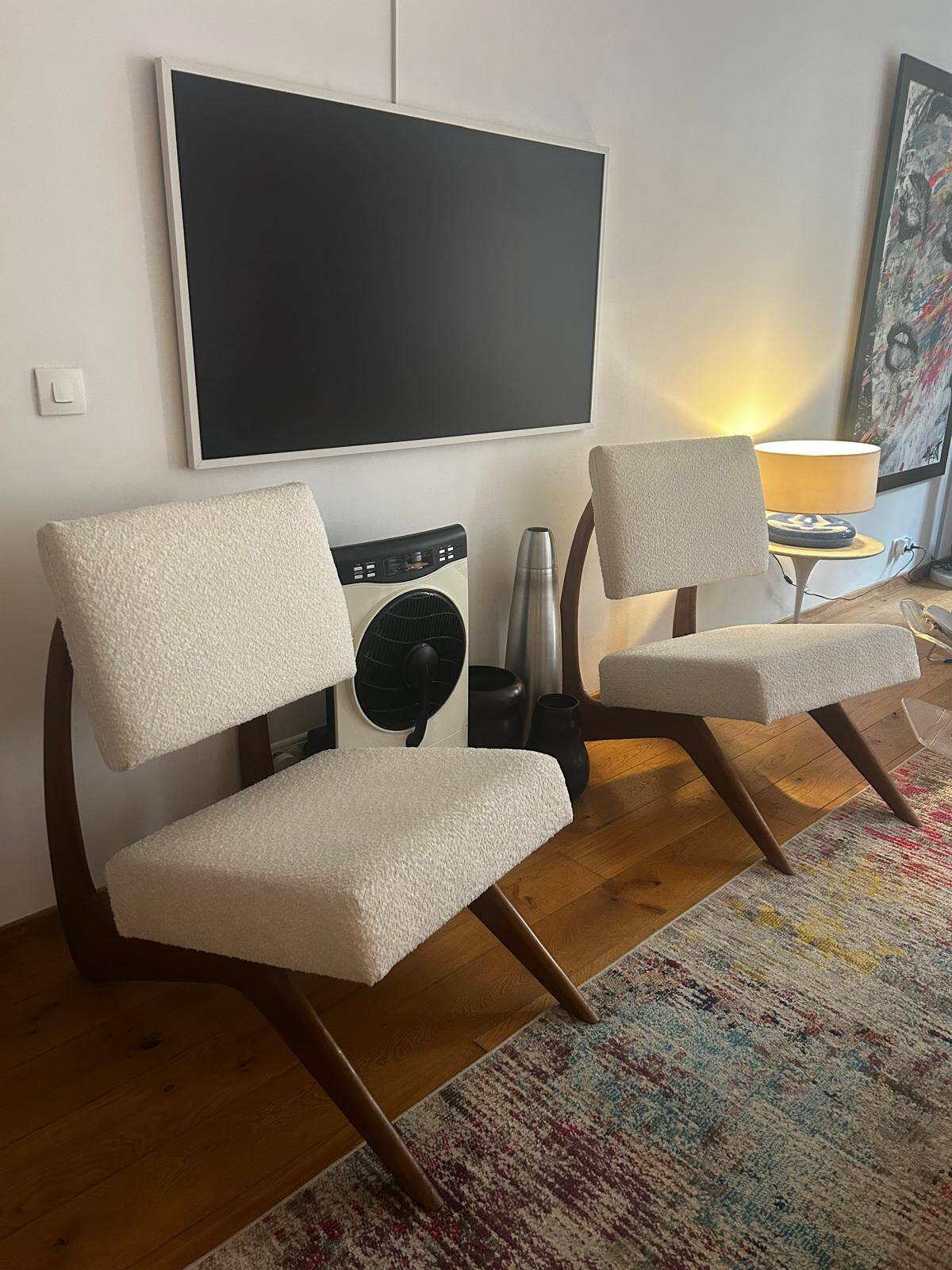 Paire de fauteuils en noyer Adrian Pearshall