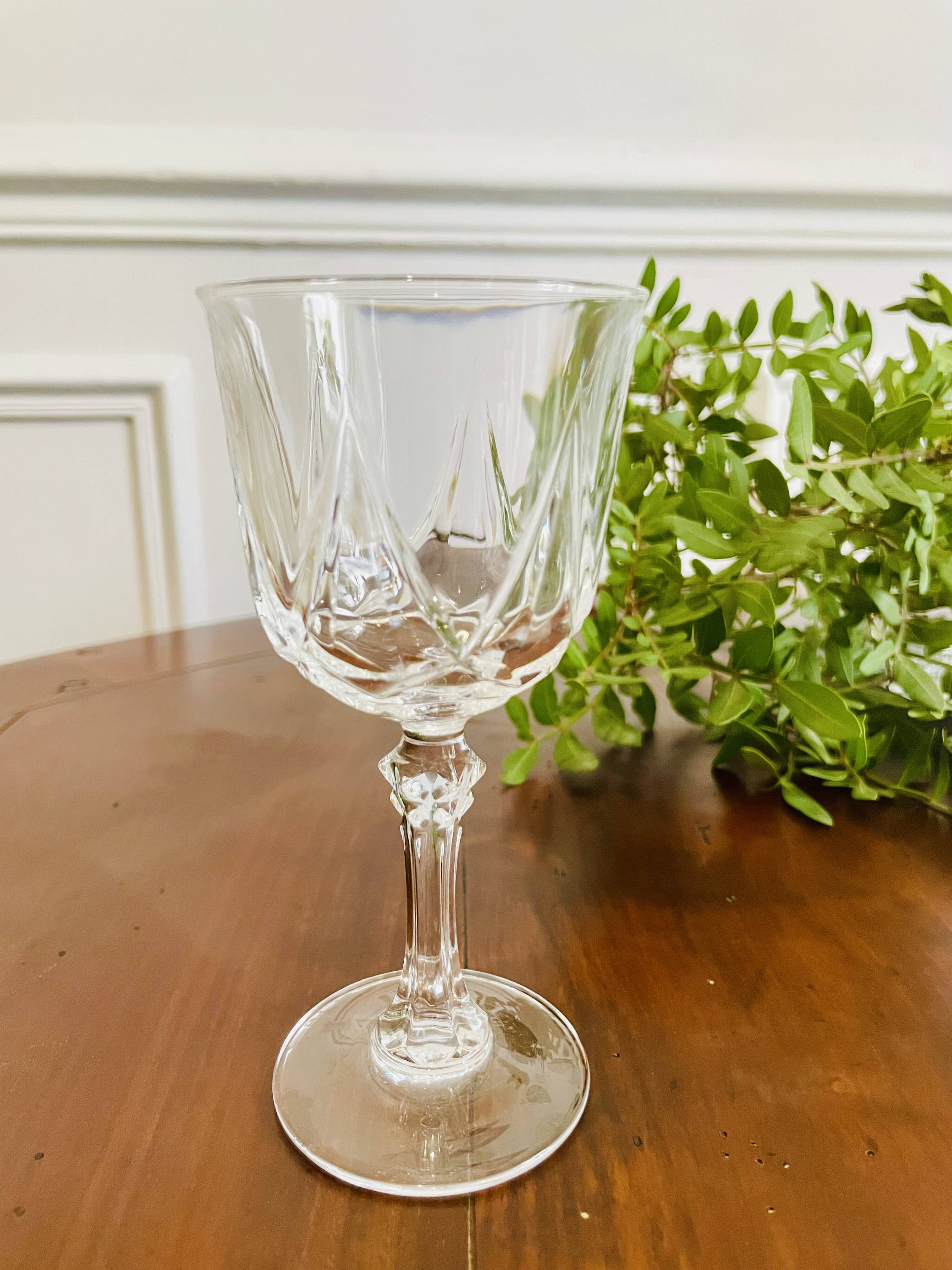 Service de 10 verres à pied en cristal ciselé