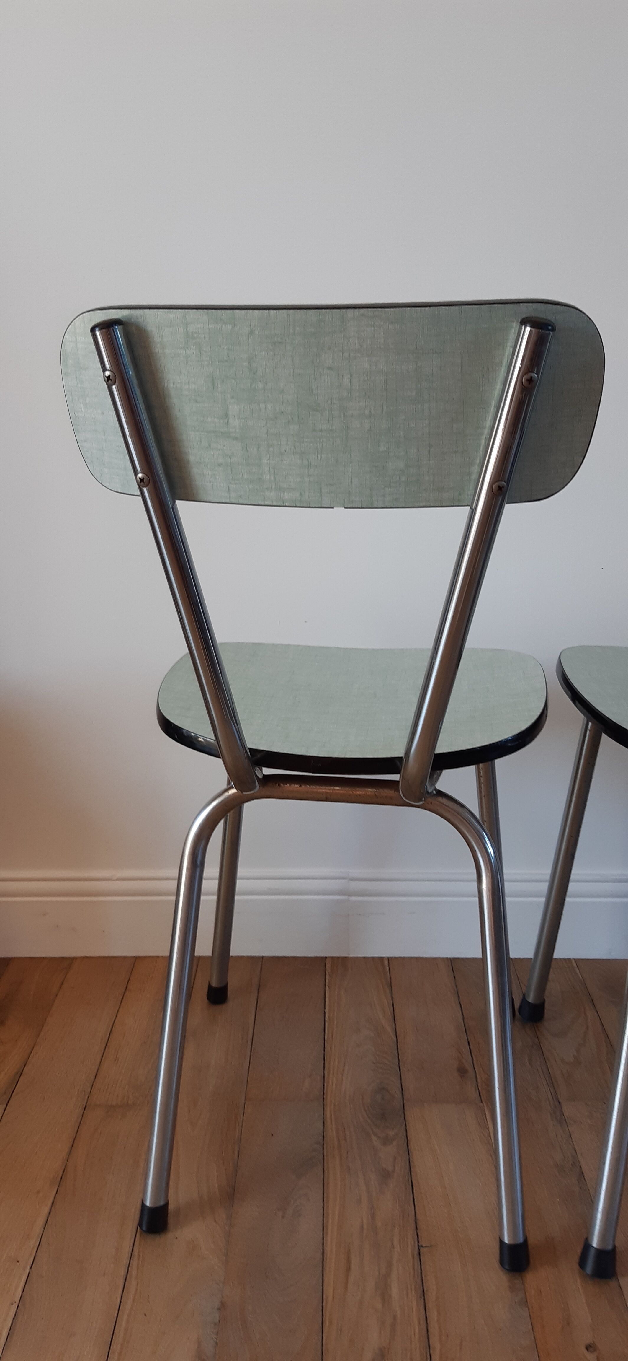 Duo de chaises en formica vert pastel années 70