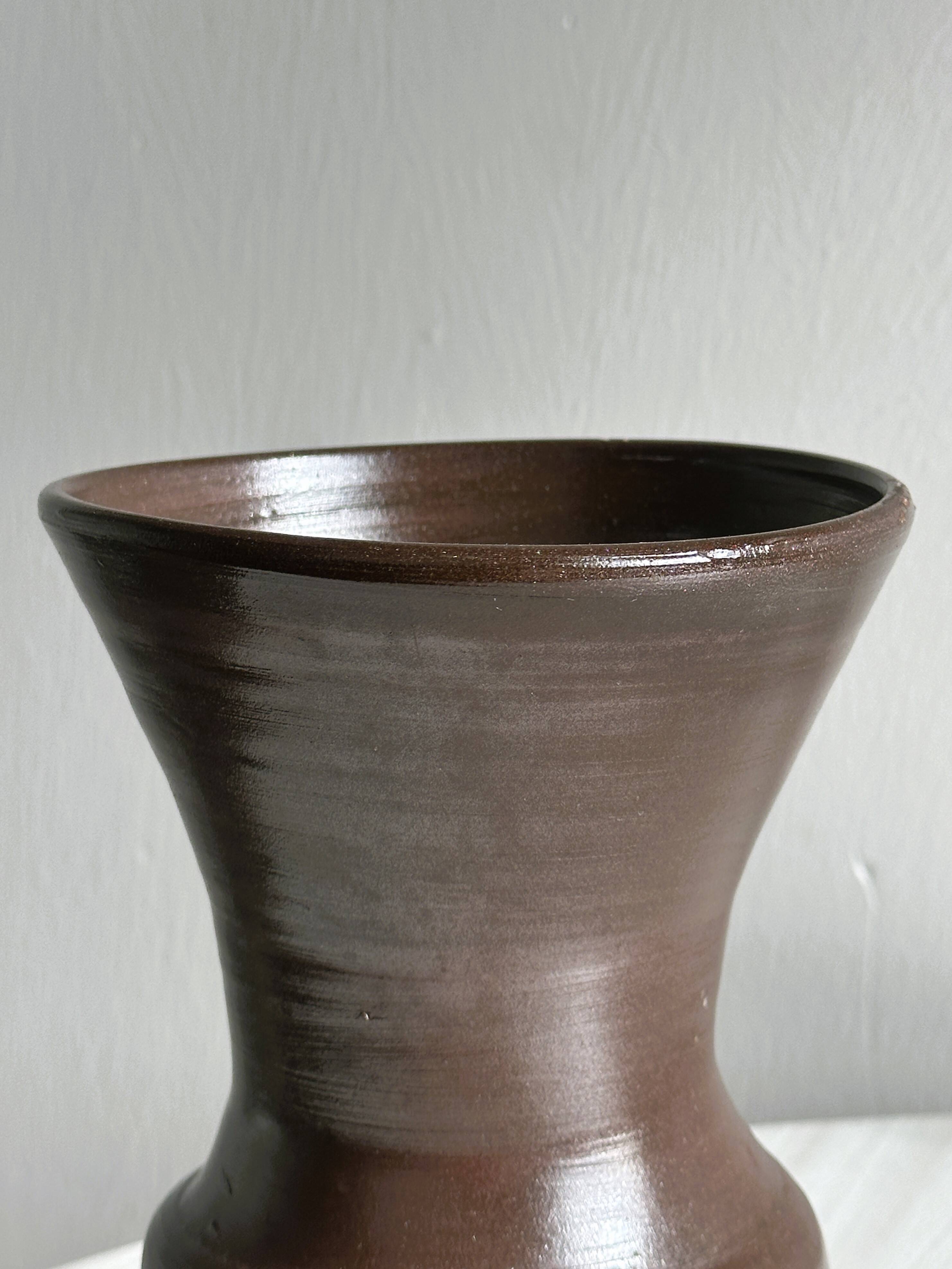 Vase en céramique marron foncé