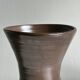 Vase en céramique marron foncé