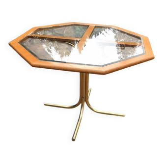 Octagonal table in brass and glass, brown and straw yellow — Hollywood Regency style.