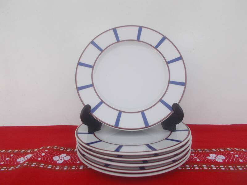 Set of 18 blue and red Basque porcelain plates
