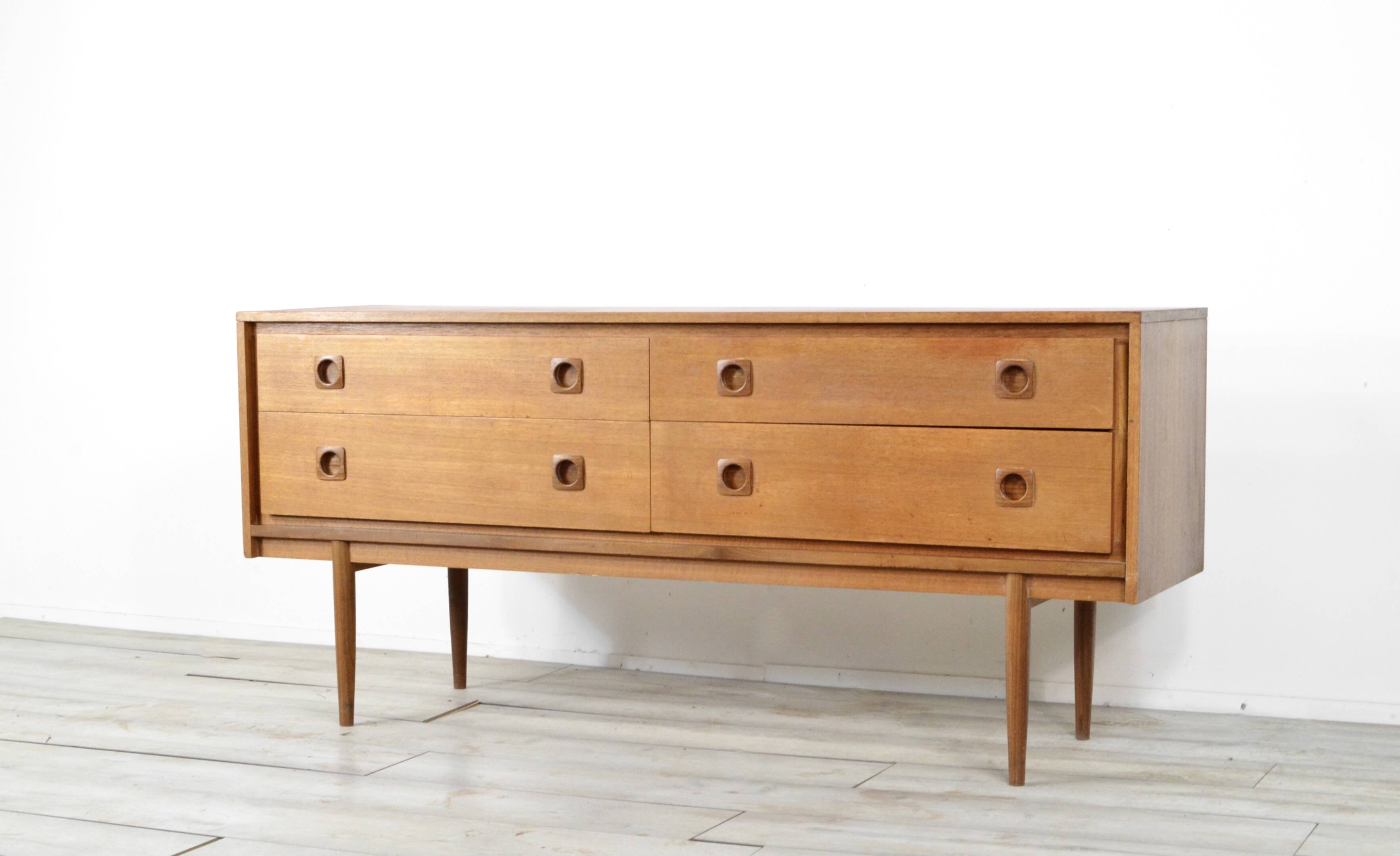Buffet/commode vintage en teck du milieu du siècle par Wrighton. Style moderne/danois.