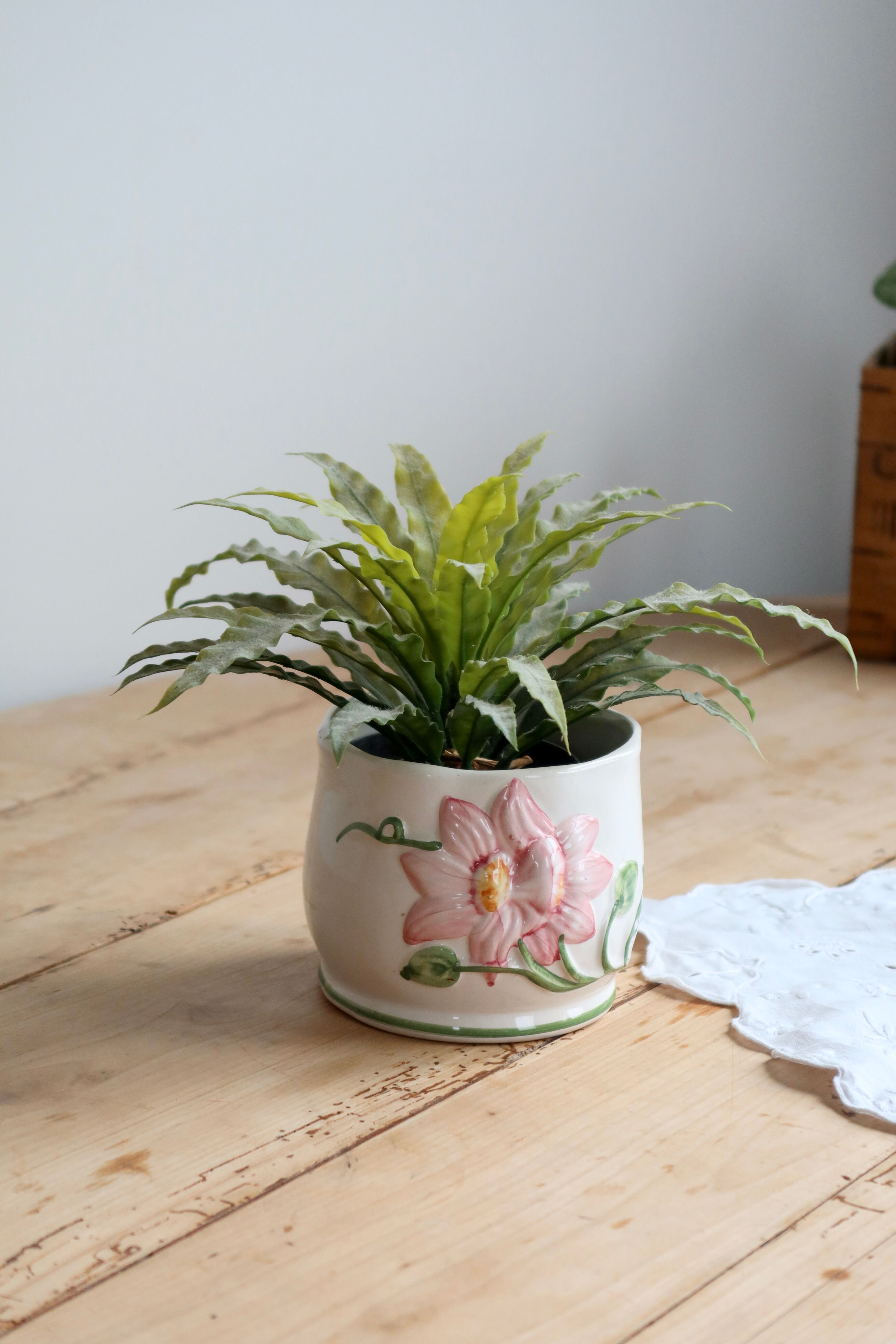 Petit cache-pot vintage en barbotine à décor de fleur rose
