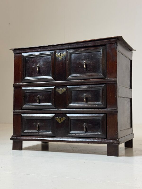 Commode anglaise en chêne du XVIIe siècle