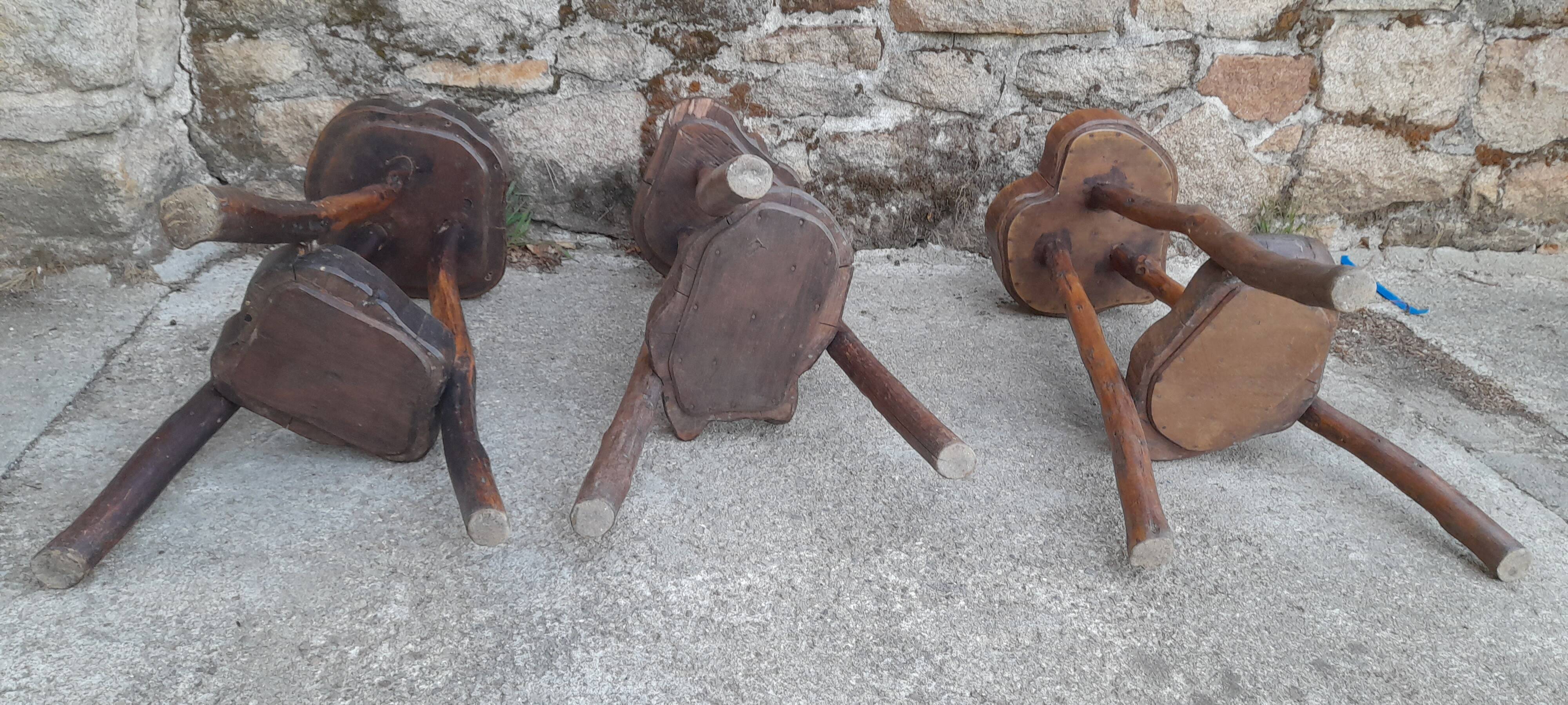 3 tabourets brutaliste en bois H 80 cm