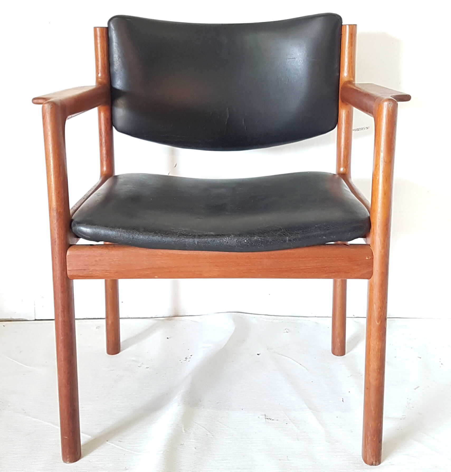 Set of 6 teak and leather armchairs. Denmark 1960s
