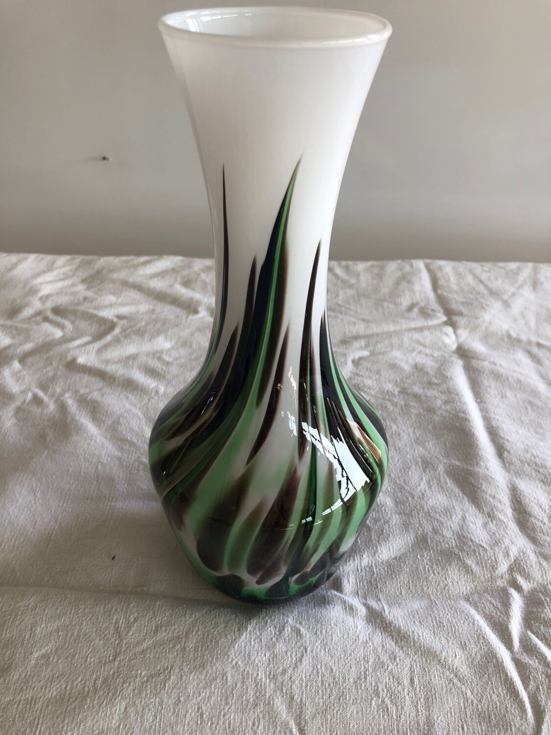 Vase vert et boanc en opaline de Florence annee 70