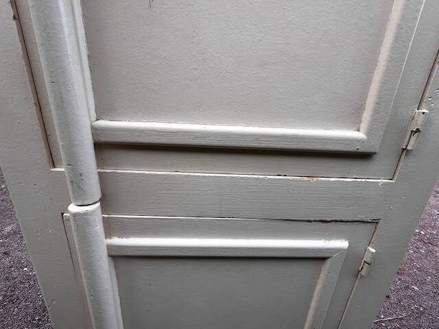 White 2-door bonnet cabinet