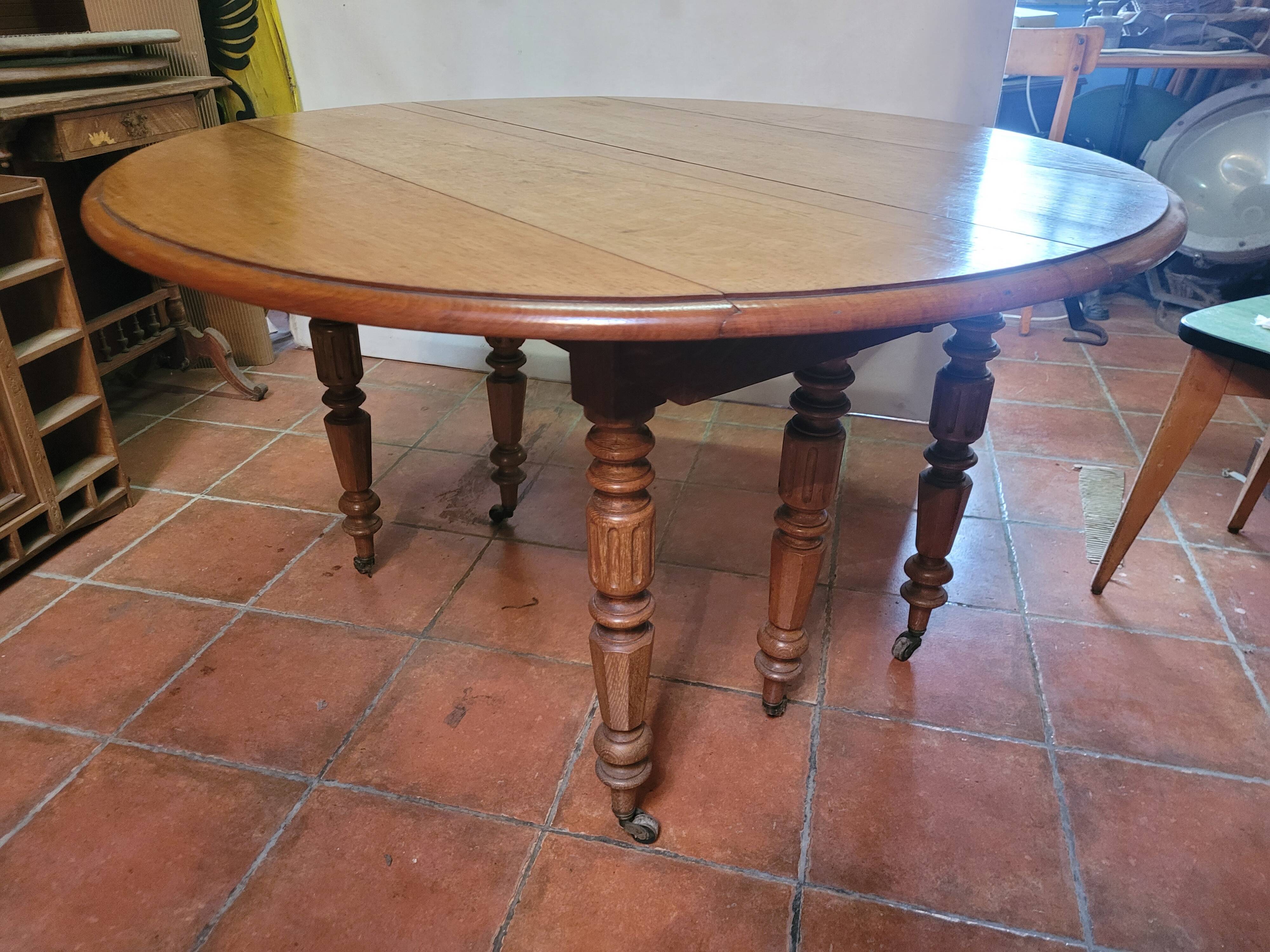 Round table 6 feet in oak with extension