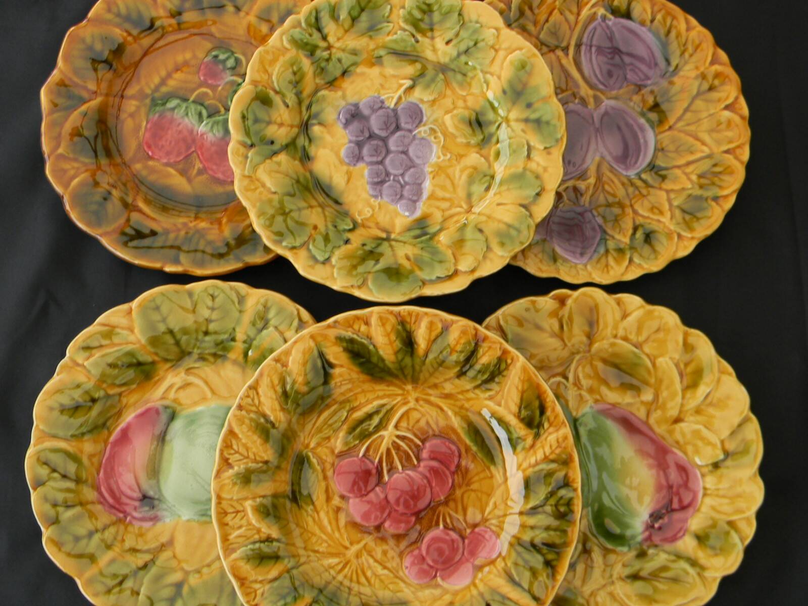 6 dessert plates in Sarreguemines barbotine. Fruit decoration.