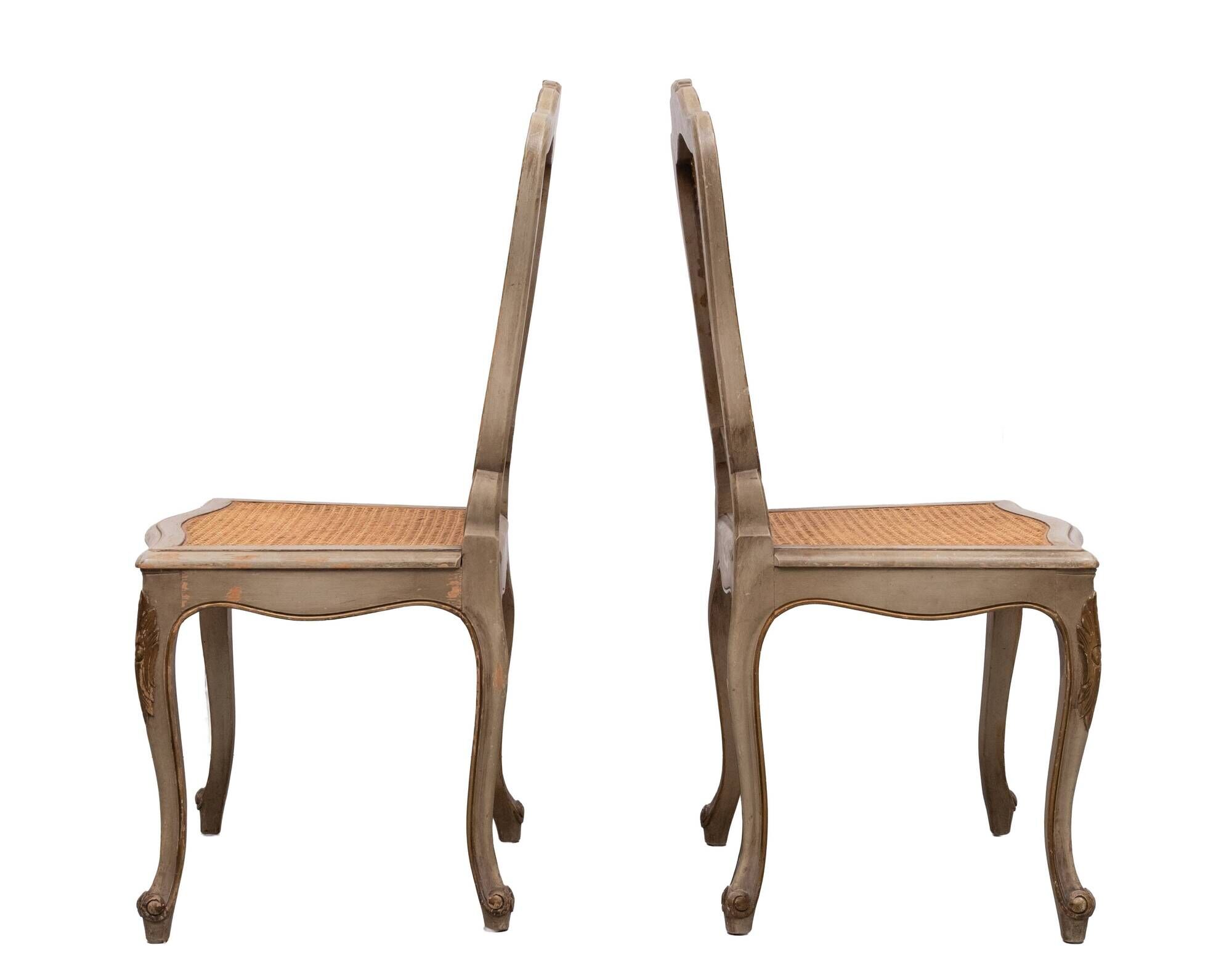 Paire de chaises d'appoint en canne de style Louis XV peintes en or et vert.