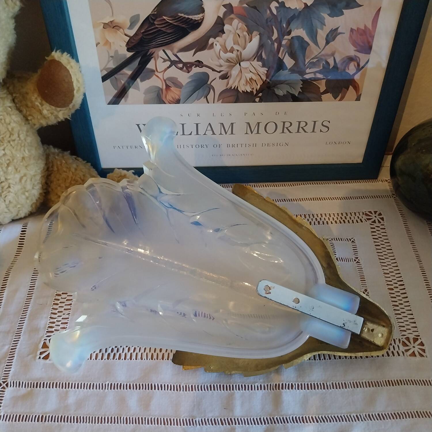 Antique Art Deco wall sconce in opalescent glass, Ezan France
