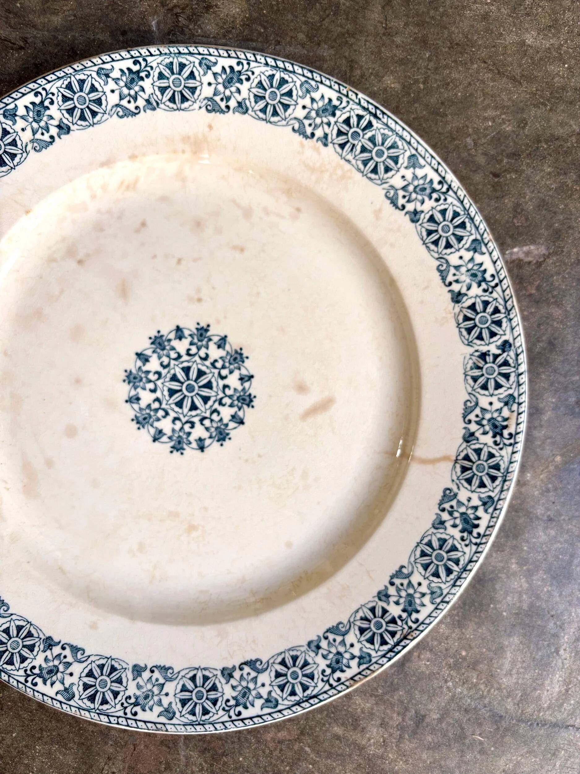 Plat rond Gien en terre de fer, service "Arabesques"