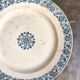 Plat rond Gien en terre de fer, service "Arabesques"