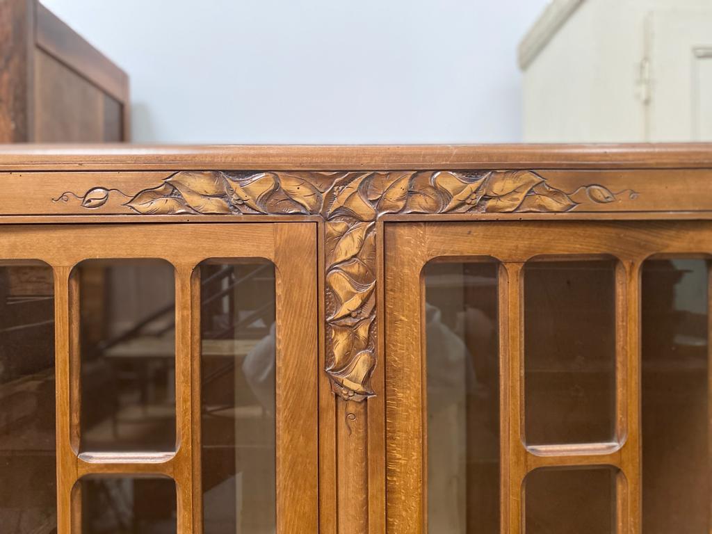 Armoire vitrée en bois