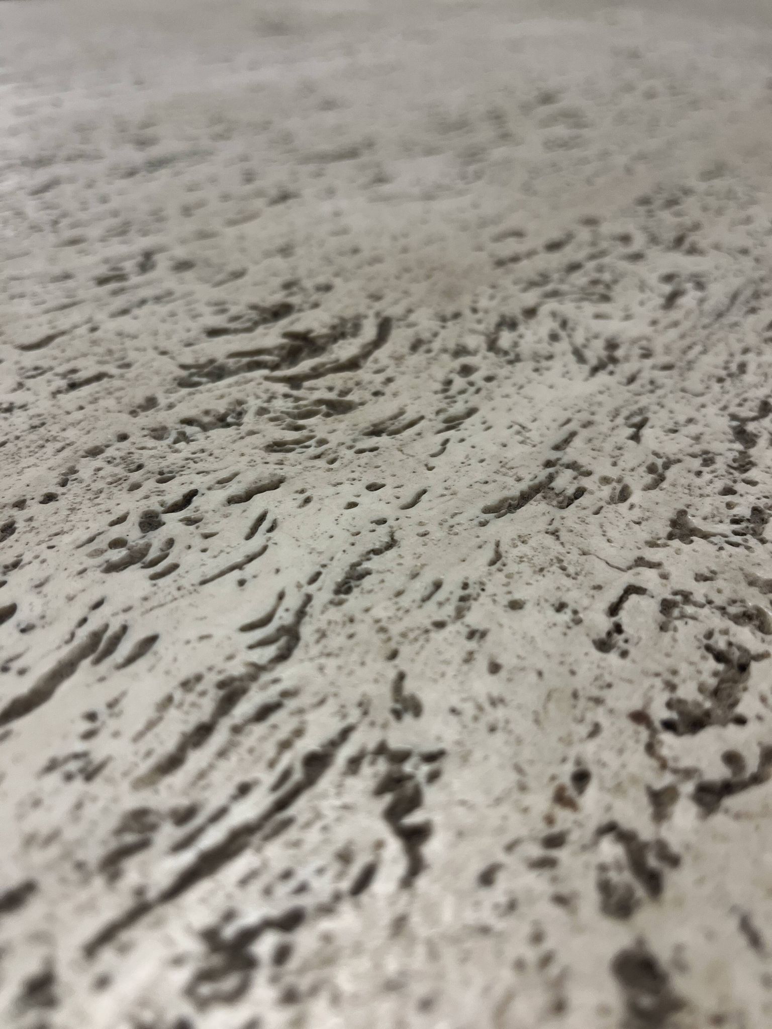 Design coffee table in raw travertine, mid-20th century Italy 1970.