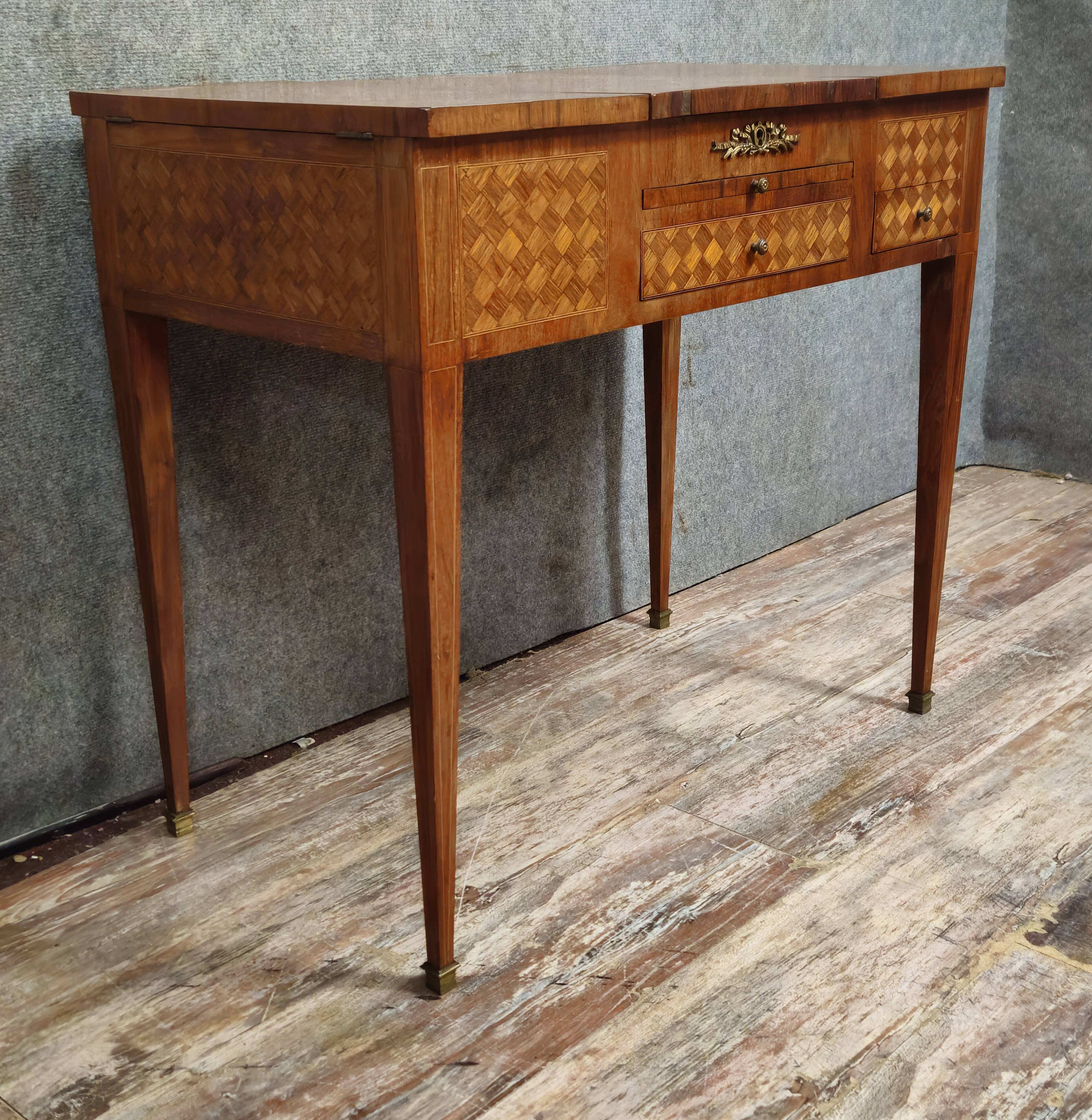 Coiffeuse ancienne en bois marqueté – Style Louis XVI – avec miroir