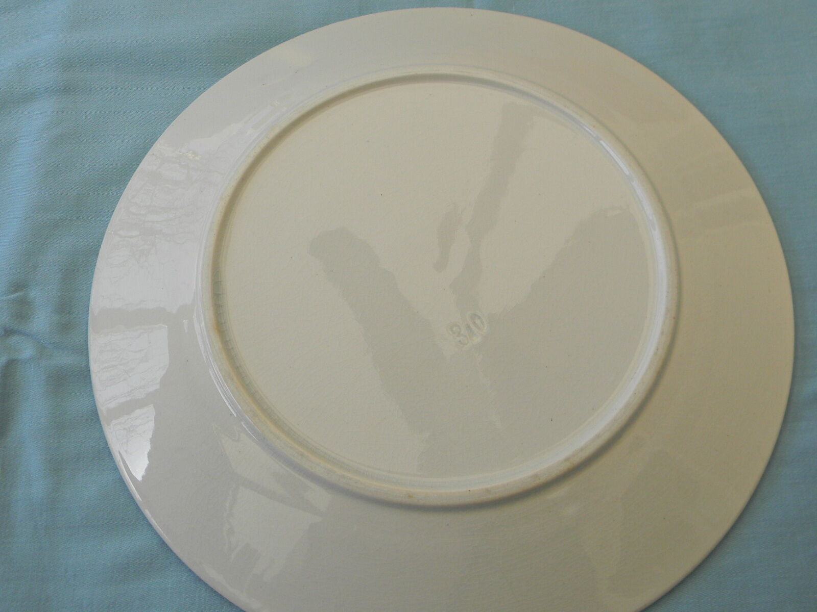 Flat plate in faience pink decoration