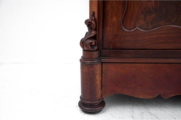 Armoire antique, Europe de l'Ouest, tournant des 19e et 20e siècles.