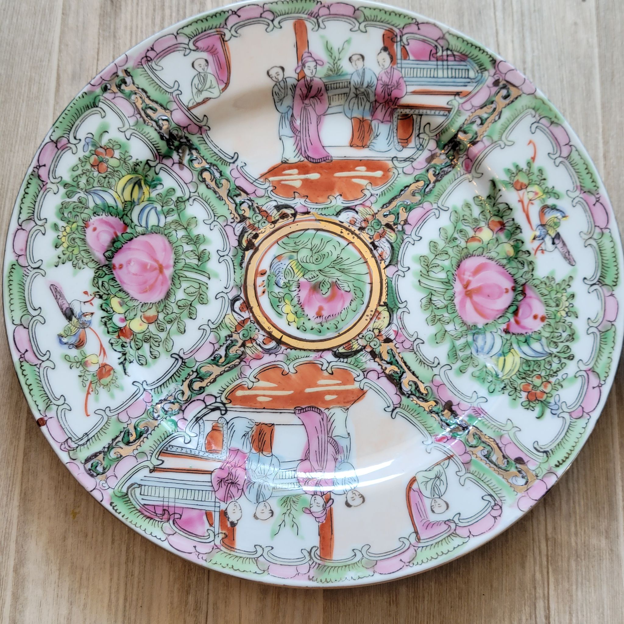 2 assiettes chinoises porcelaine polychrome et or Canton XXème