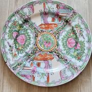 2 assiettes chinoises porcelaine polychrome et or Canton XXème