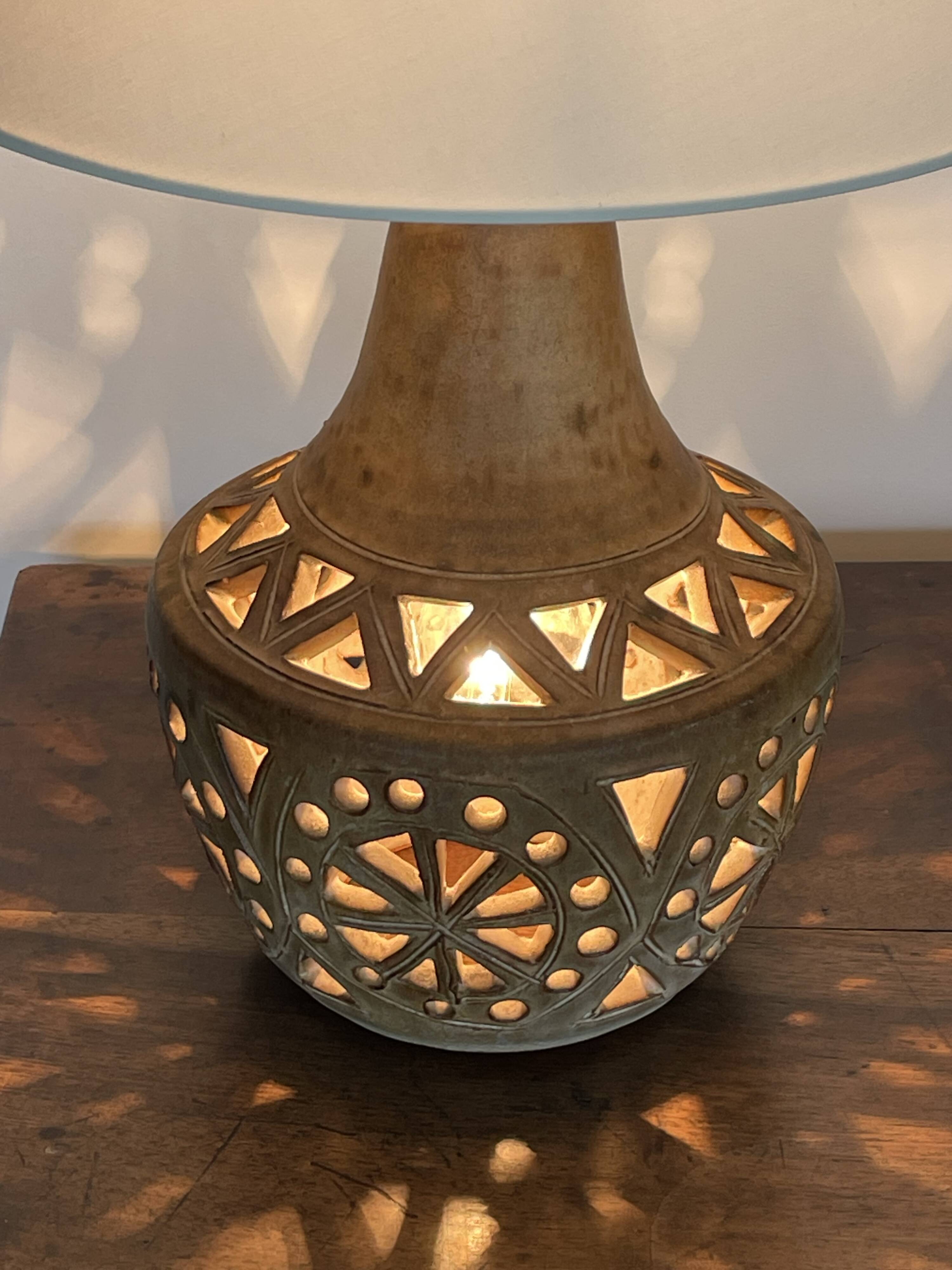 Lampe en  grès signée agnes escala