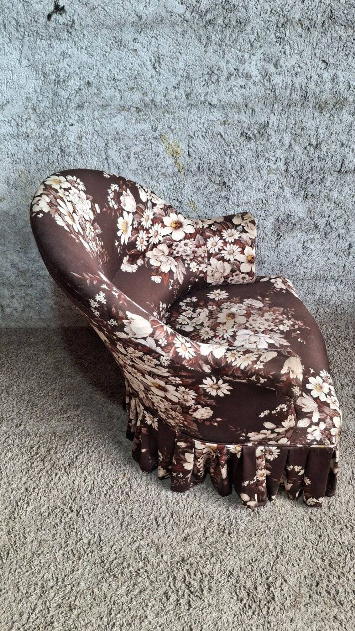 Napoleon III toad chair – Antique structure, floral fabric