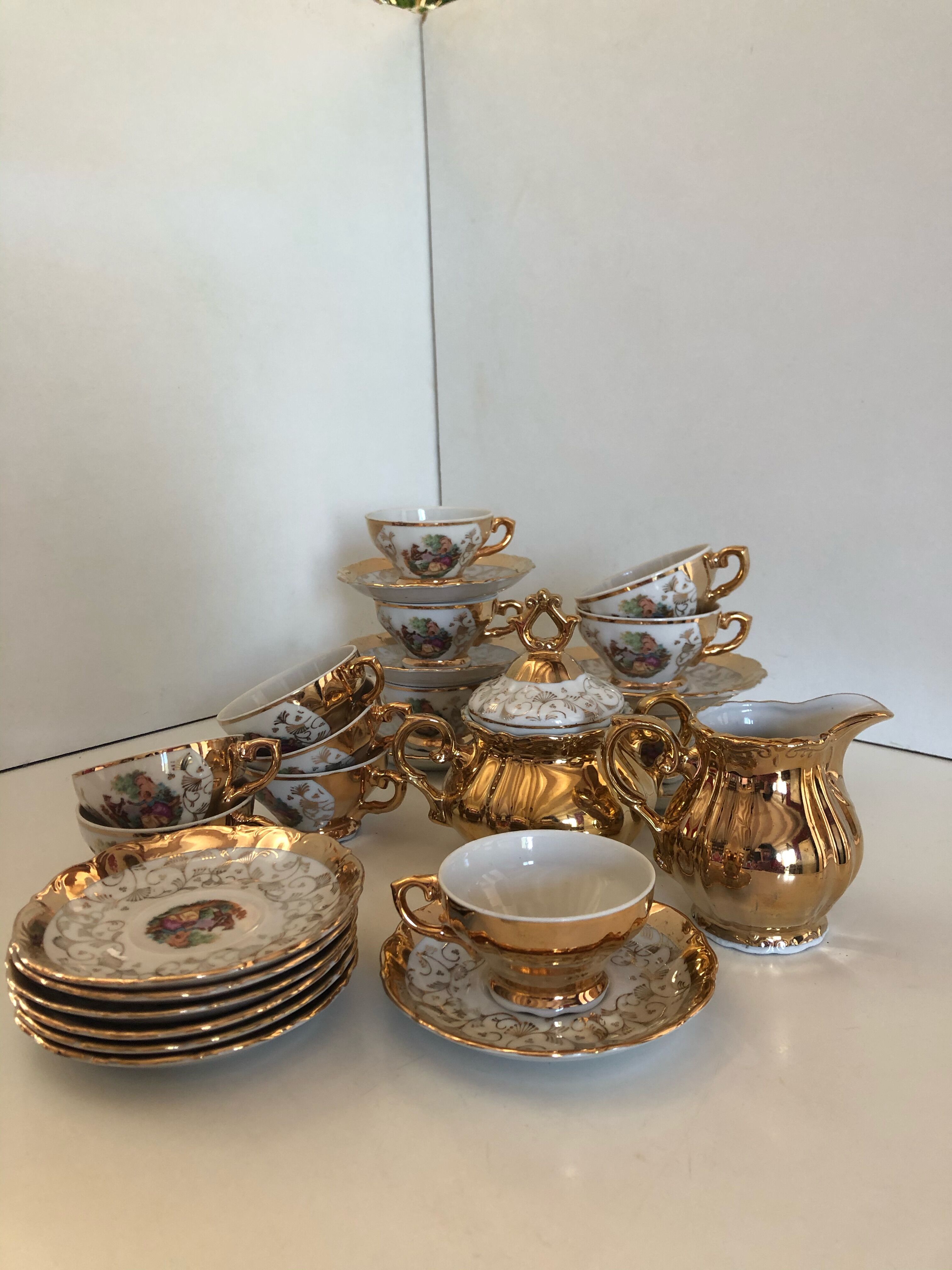 Gold Italian porcelain service. Coffee cups - sugar - cream pot / Gallant scene