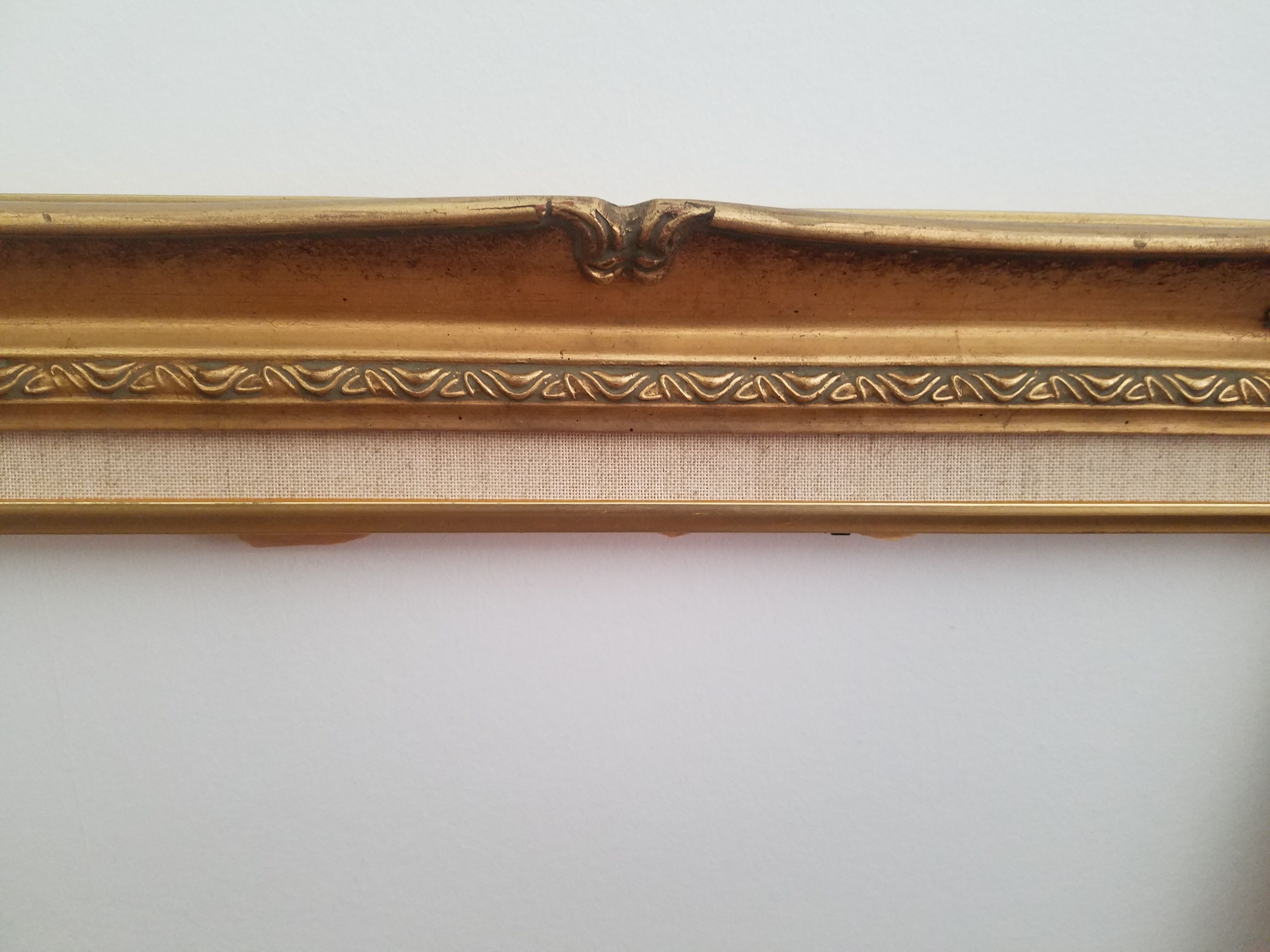 Old gilded frame in solid wood and plaster.