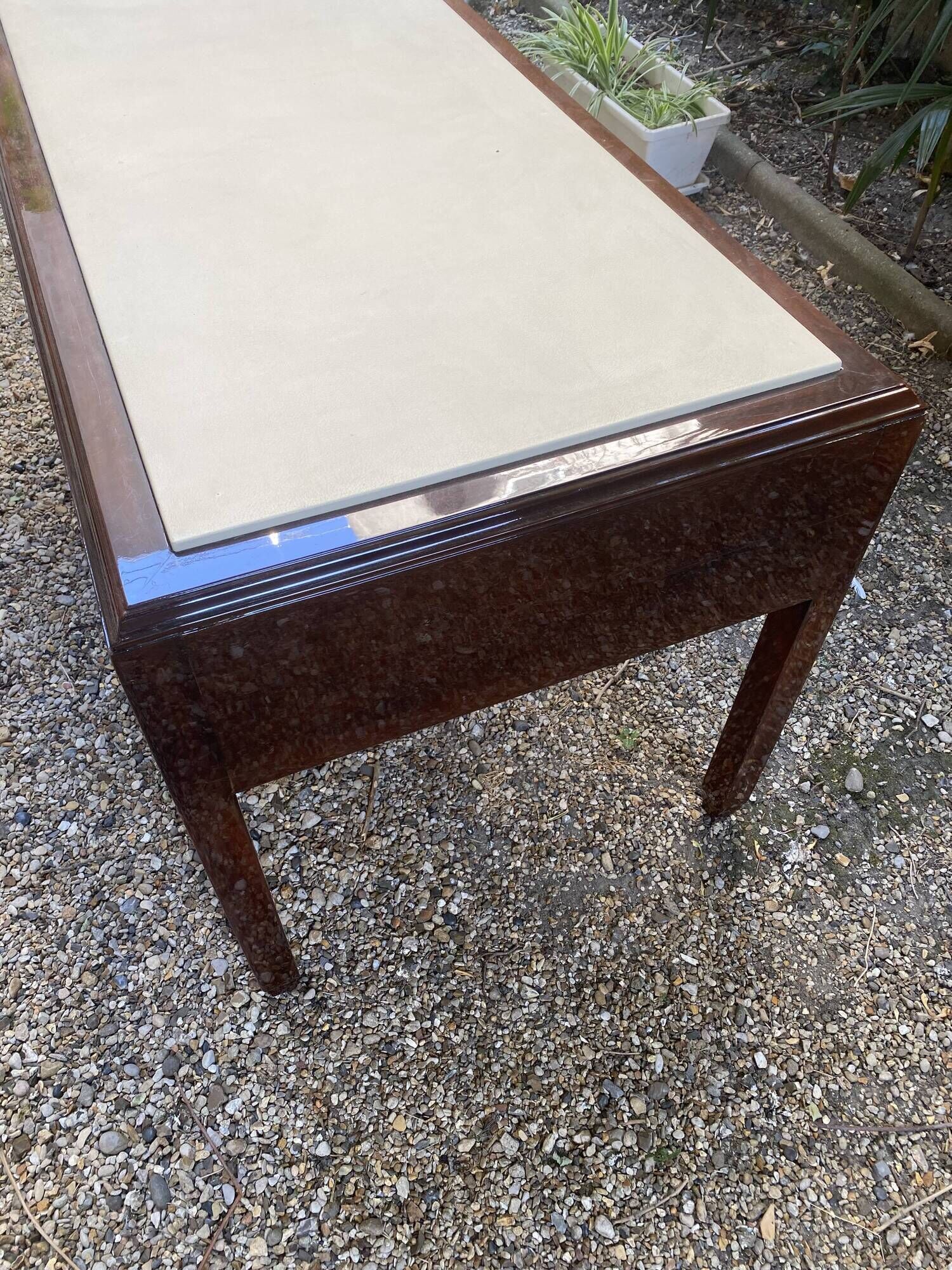 Art Deco desk in varnished mahogany.
