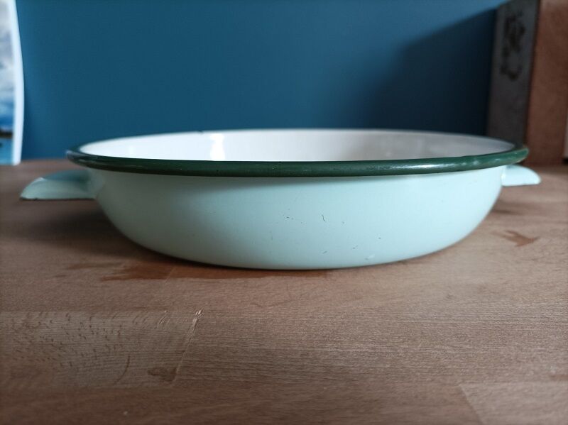 Flat round ear metal enamelled green water edging dp 0323152