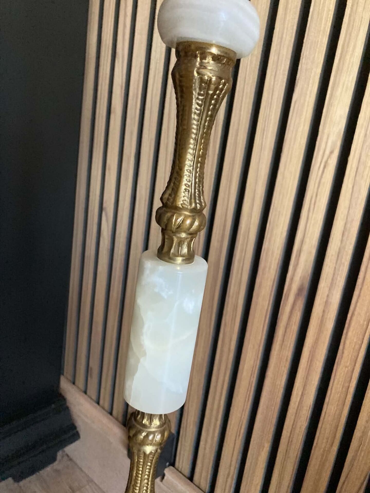 Lampadaire candélabre néo-classique en laiton doré et onyx — Style Flo