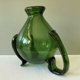 Étonnant pichet ; verseuse ou carafe tripode vintage en verre vert soufflé et travaillé à chaud