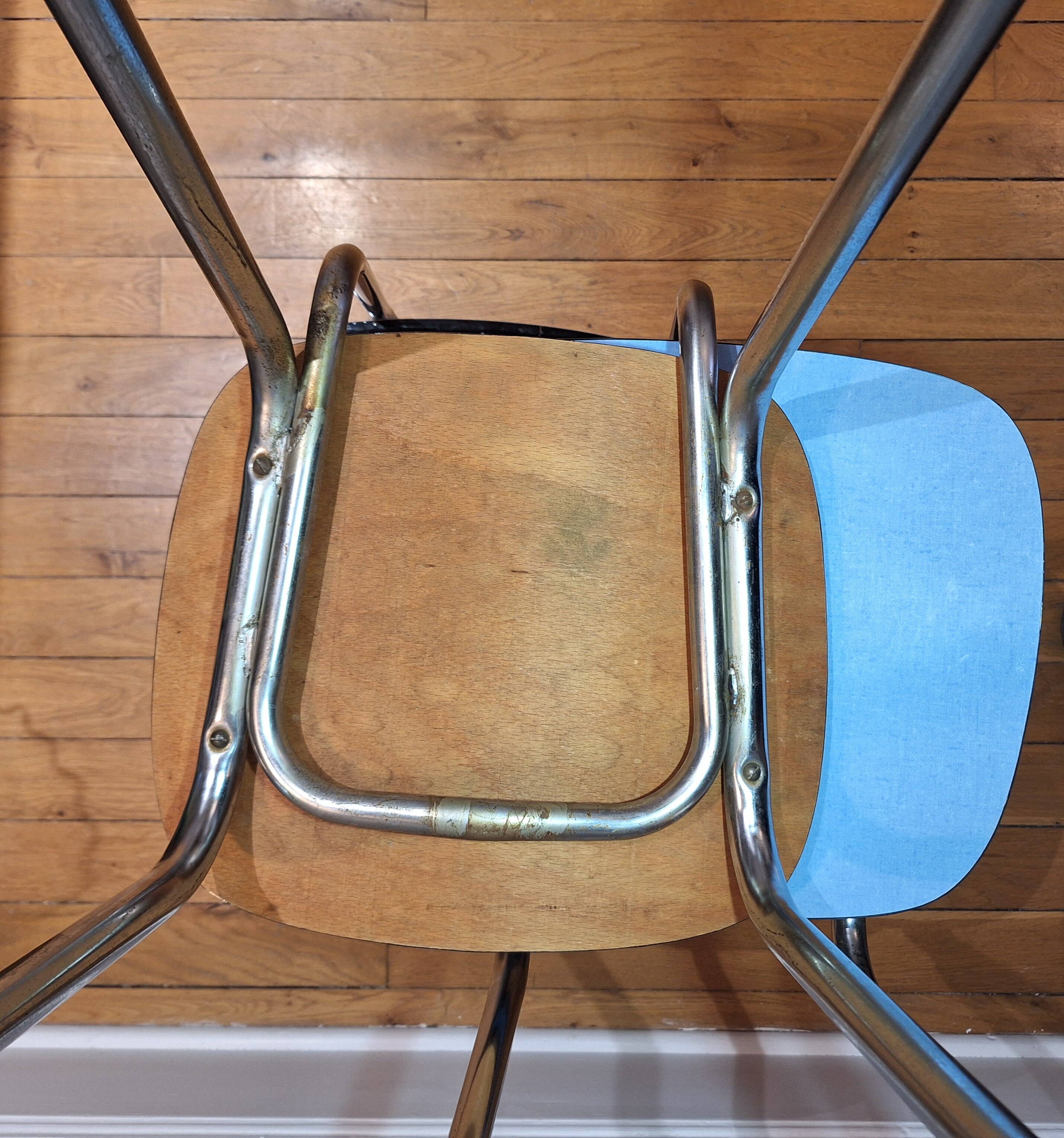 Table et chaises formica bleu