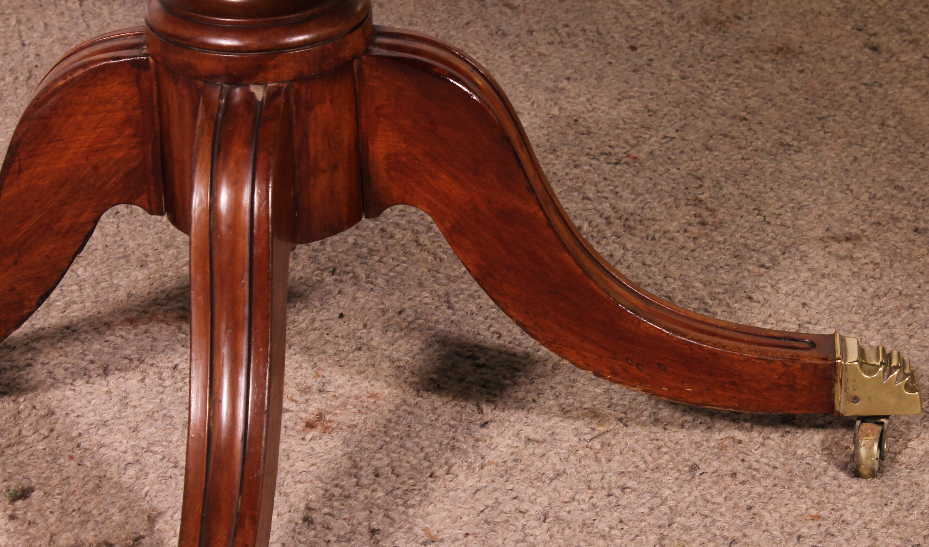 Pembroke table in solid mahogany from the 19th century.
