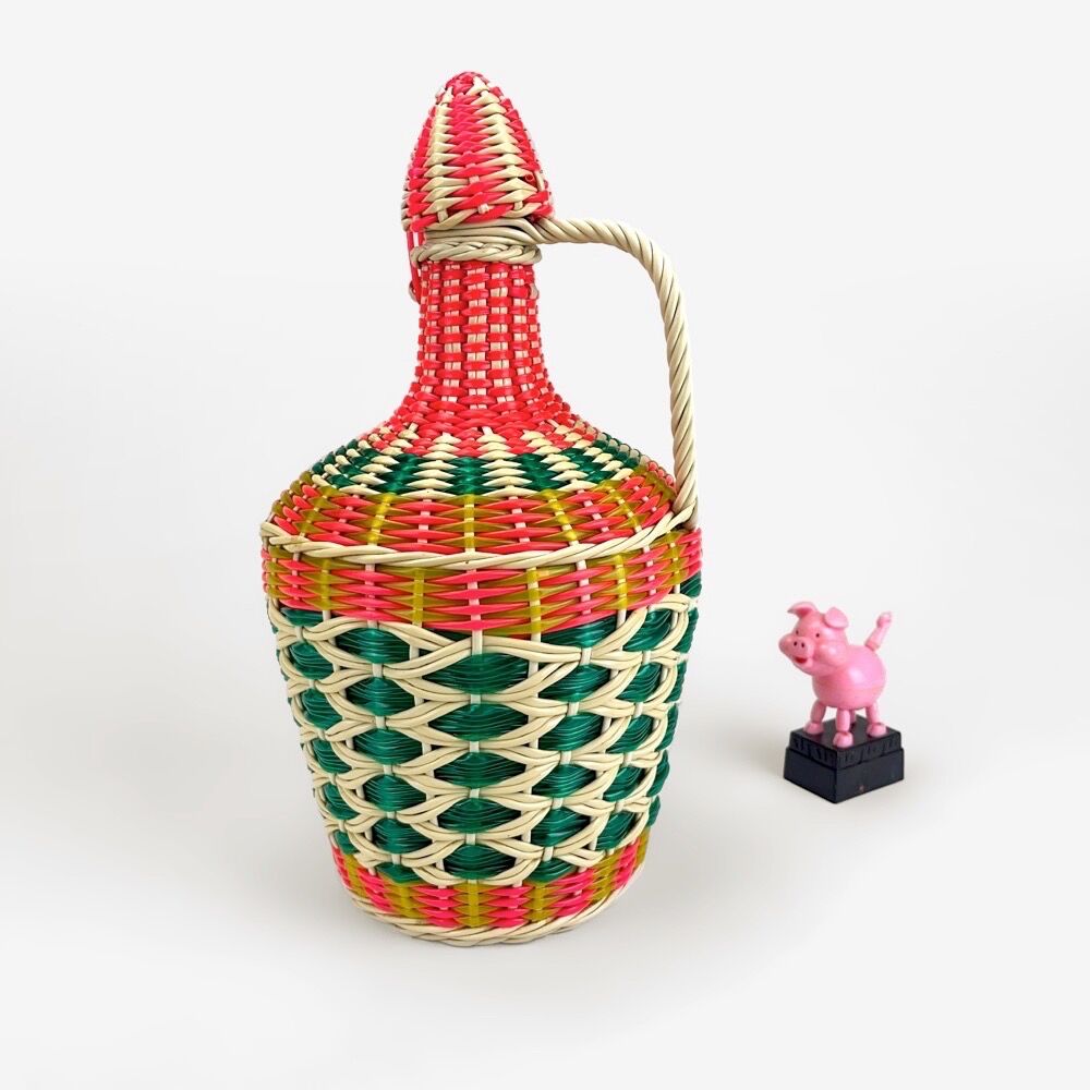 Multicolored glass bottle and braided scoubidou