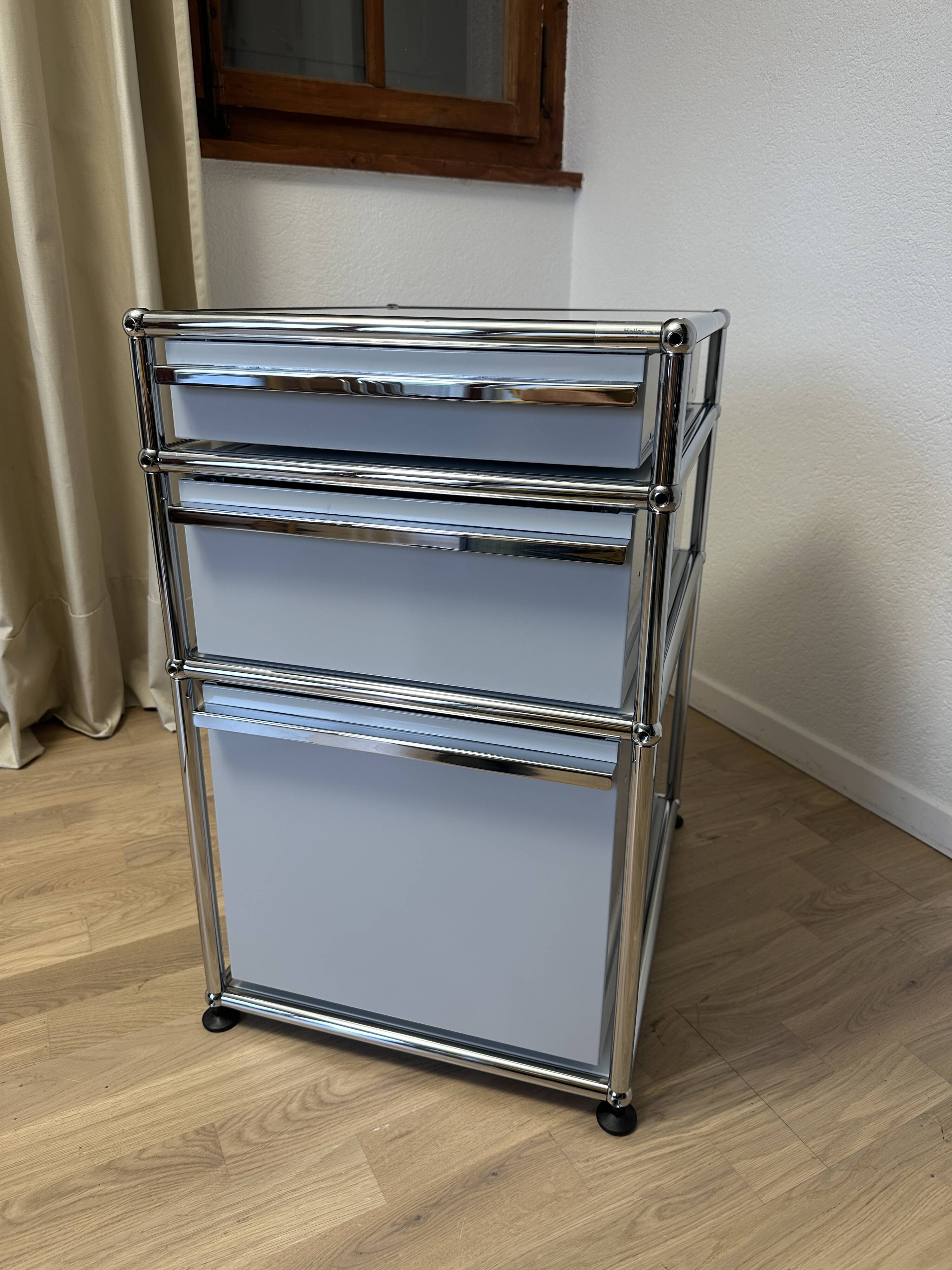 USM Haller pedestal in light grey