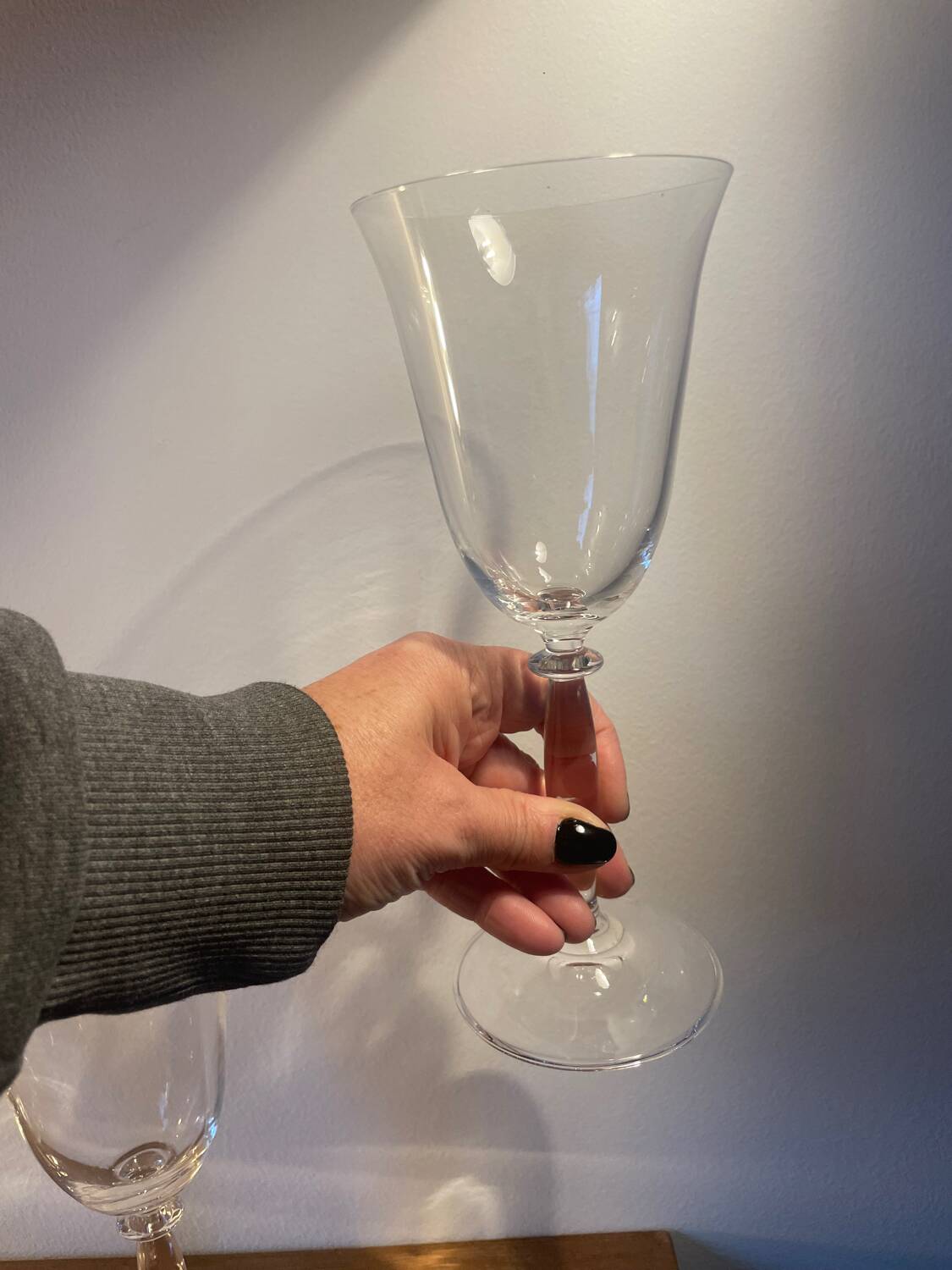 5 large tulip-shaped crystal glasses for wine or water.