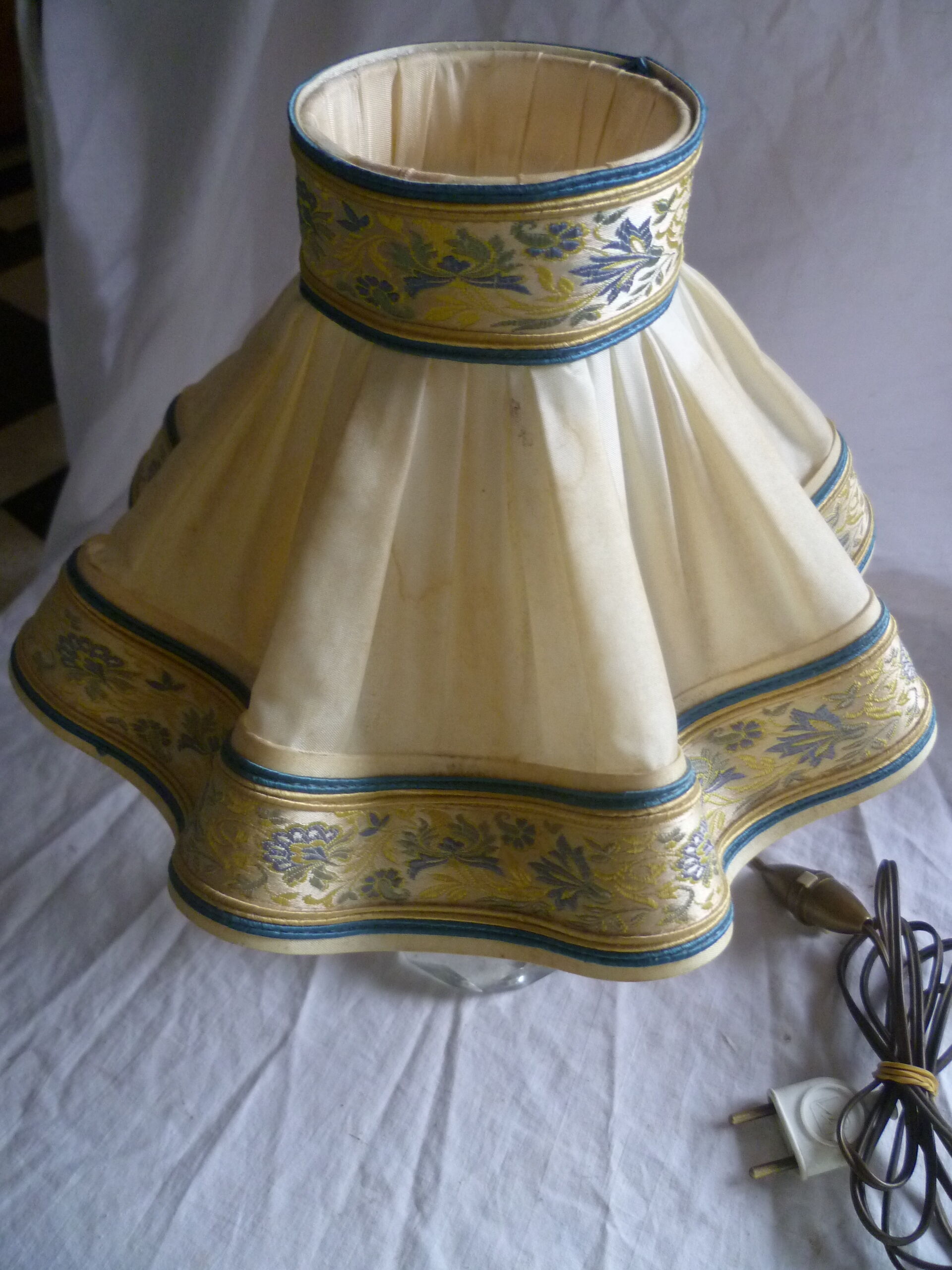 Glass bedside lamp size and its 60's ledshade