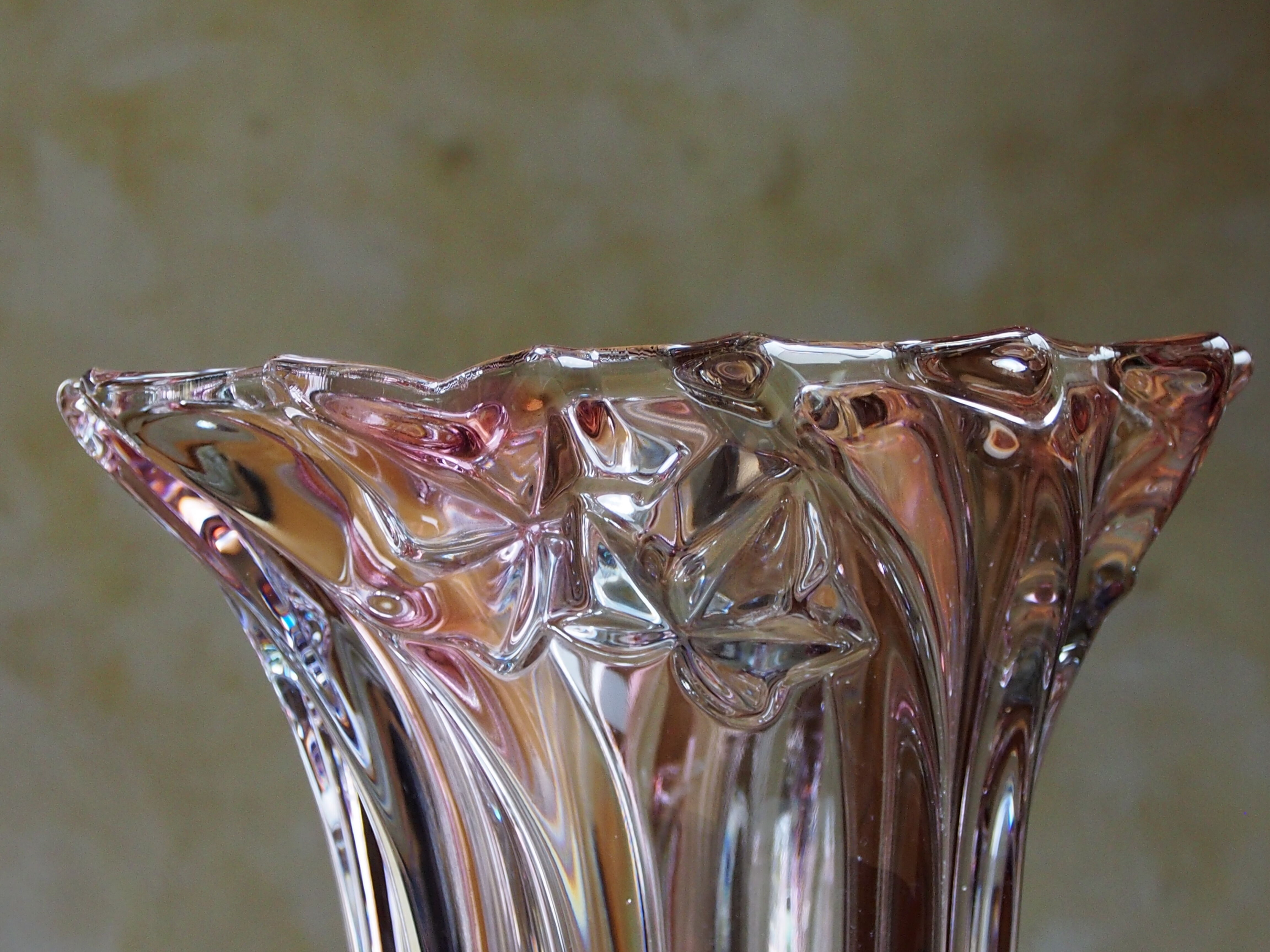 Vase en cristal Mikasa décor lierre parisien et lustre rosé