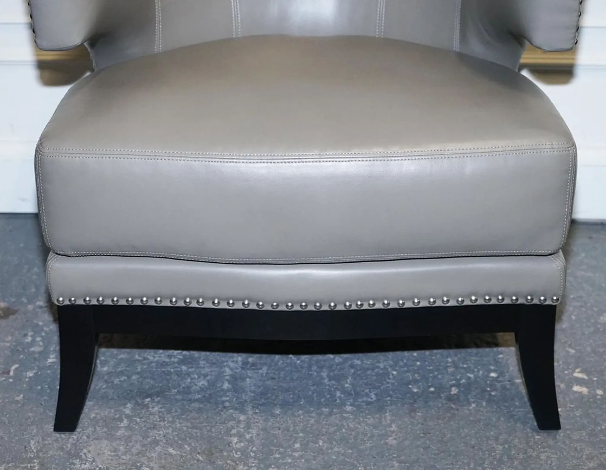 Fauteuils à Dossier Rond en Cuir Gris avec Clous de Coach House, Set de 2
