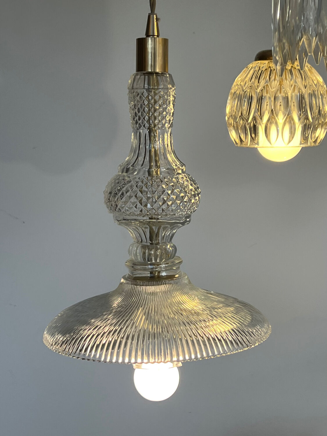 Suspension cascade triple Holophanes and vintage pendants