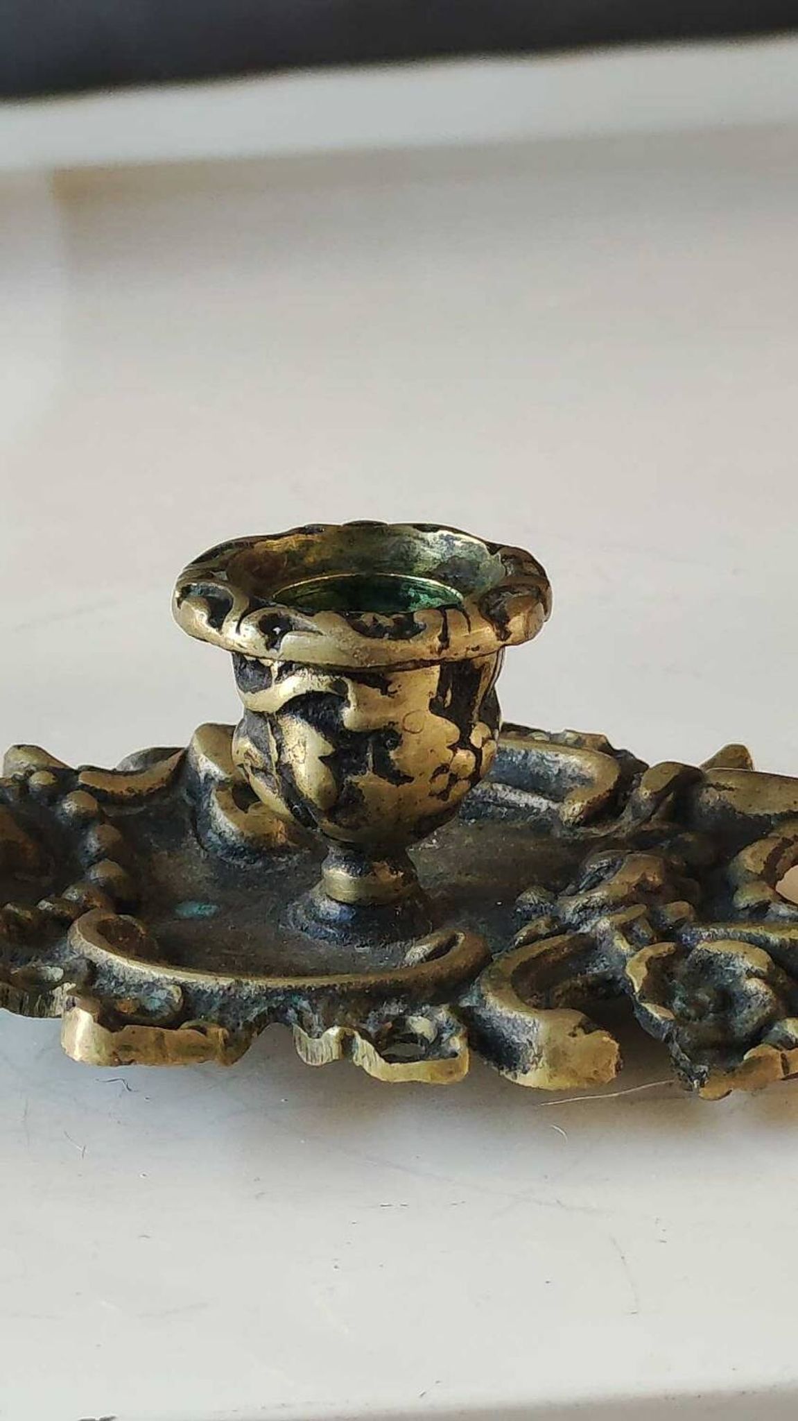 Antique Baroque/Rocaille style hand candle holder. In bronze with an old gold patina.
