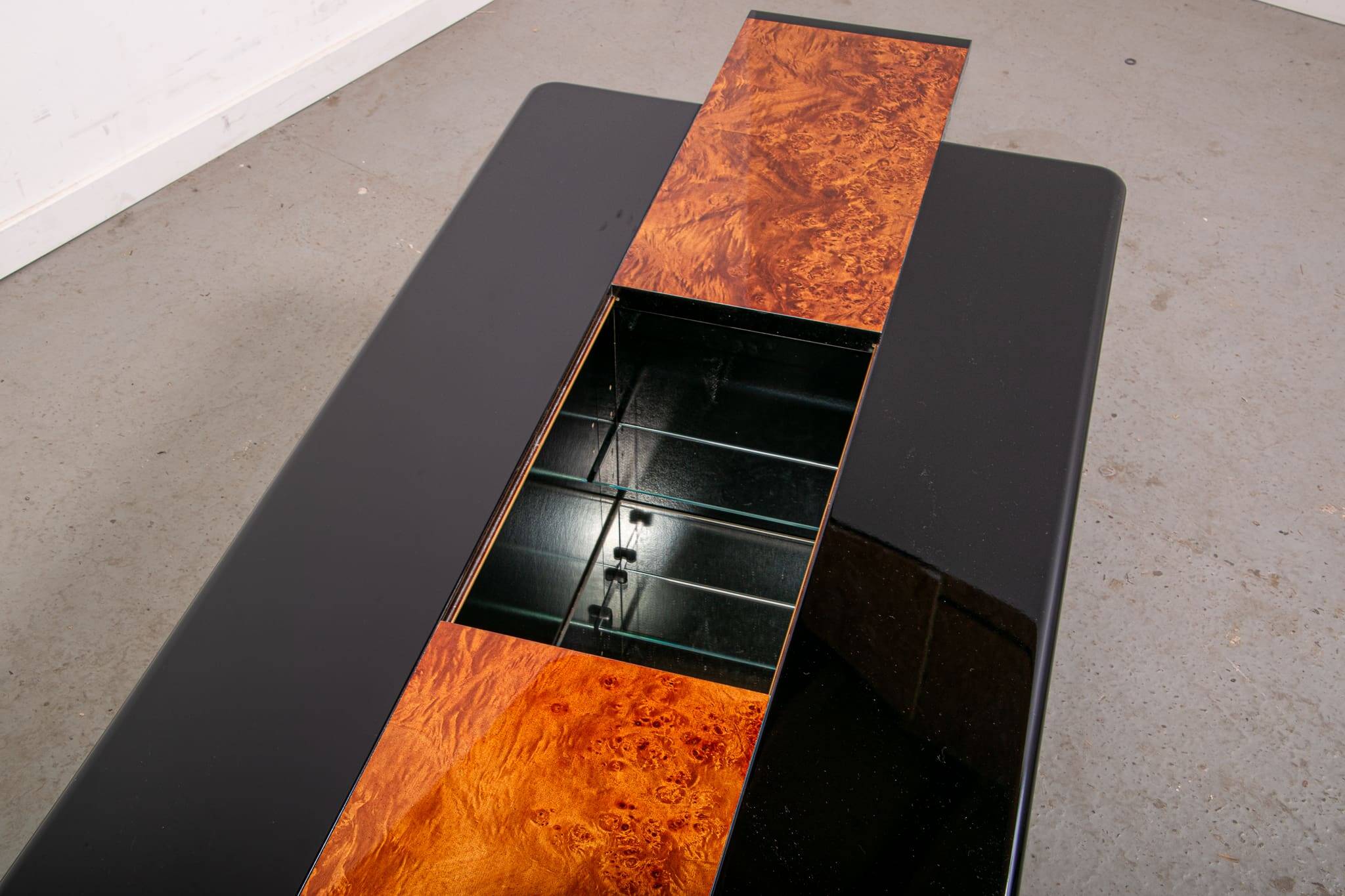 Table basse bar dissimulée, laque brillante et placage en loupe, vers 1980