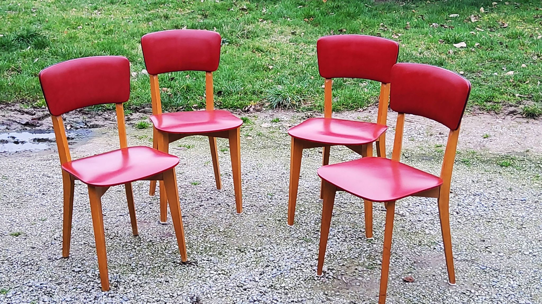 Set of 4 vintage chairs from the 50s in blond beech and red leatherette