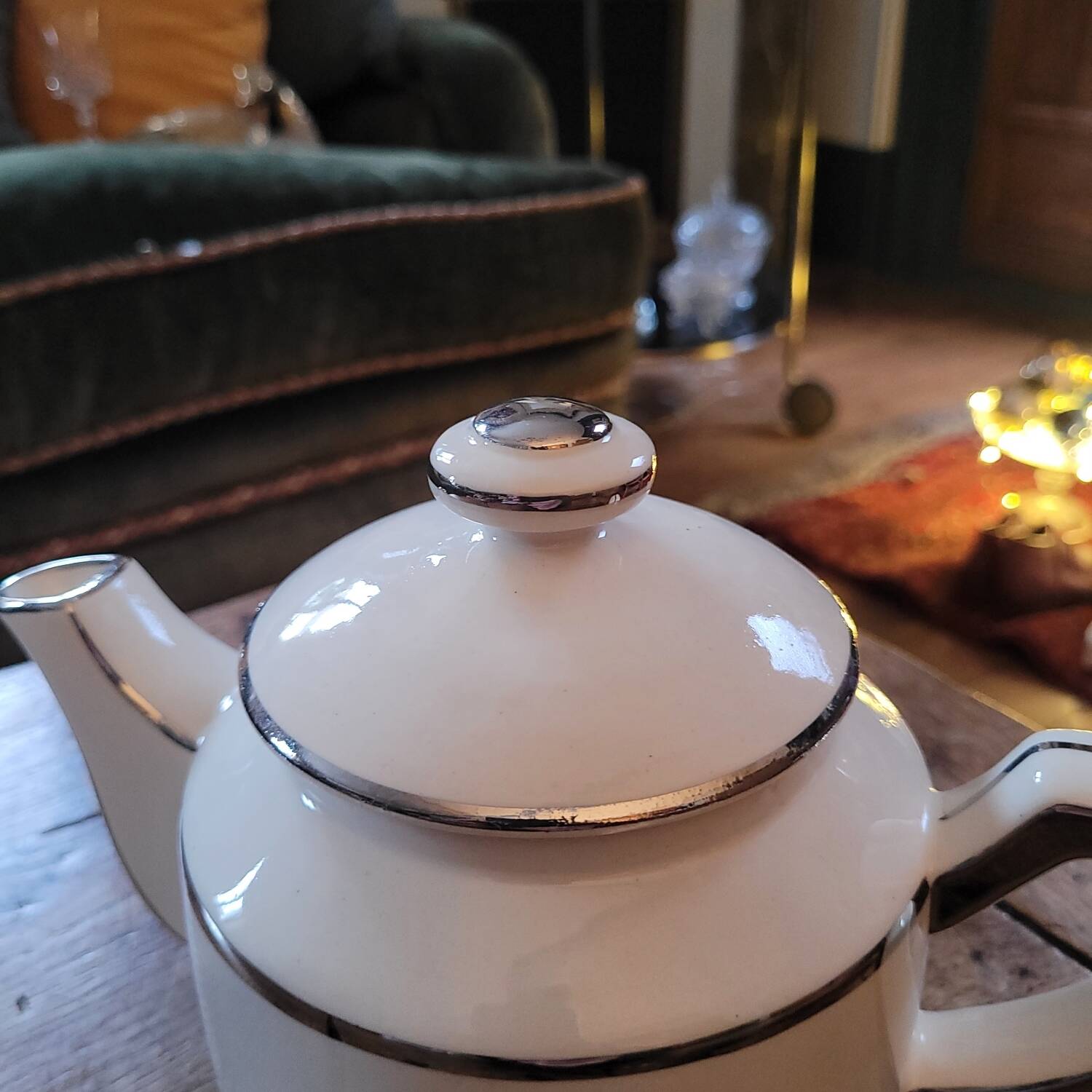 Art Deco teapot in white porcelain and platinum